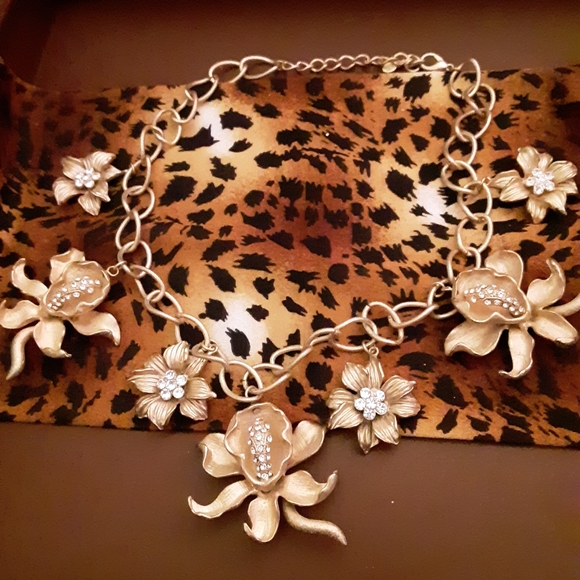 Gold embellished necklace - Picture 1 of 2
